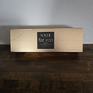 Soleil Professional Black Solid Ceramic Flat Iron – Magnetized Plates EUC